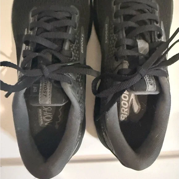 Women’s Brooks Black Athletic Shoes - Picture 4 of 8